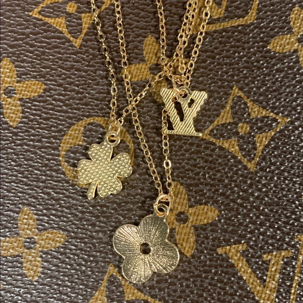 Stunning Fashion LV 3 in 1 necklace with gold tone stud earrings